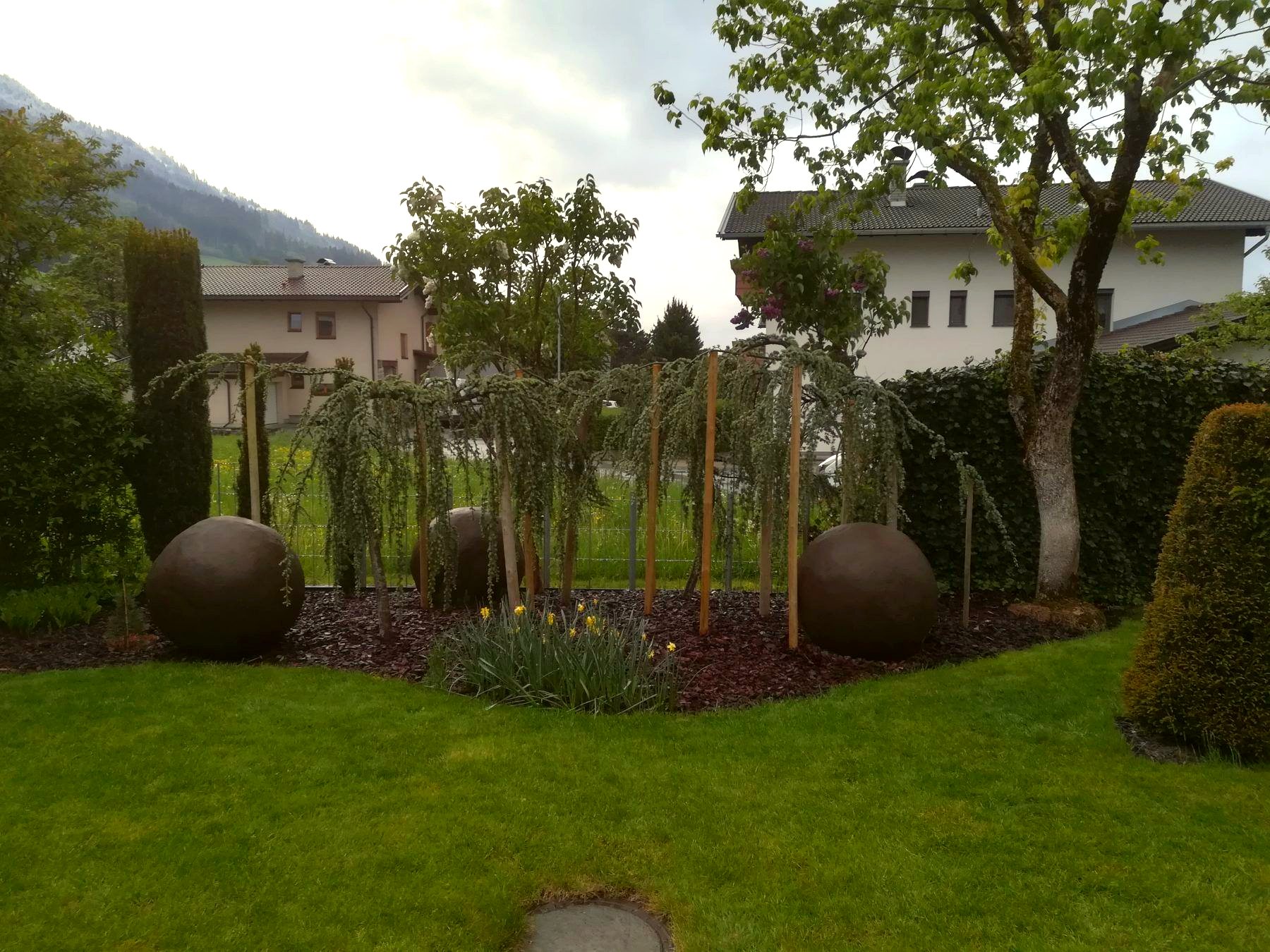 Gartenkunst mit Kugeln im Grün