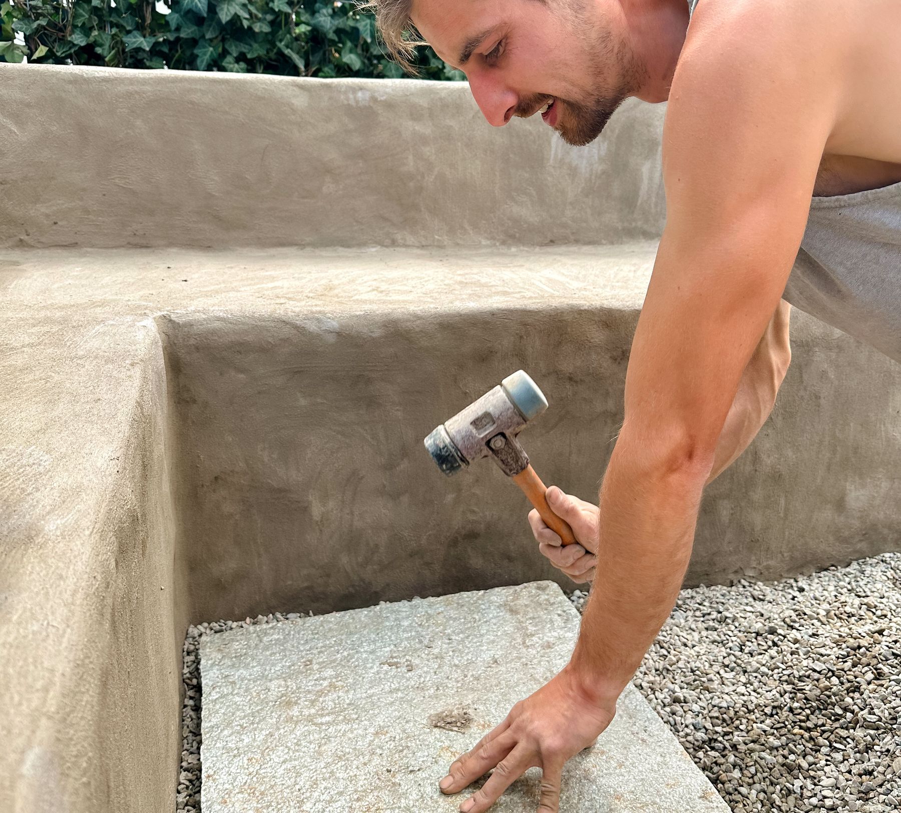 Handwerk: Stein setzen auf der Baustelle