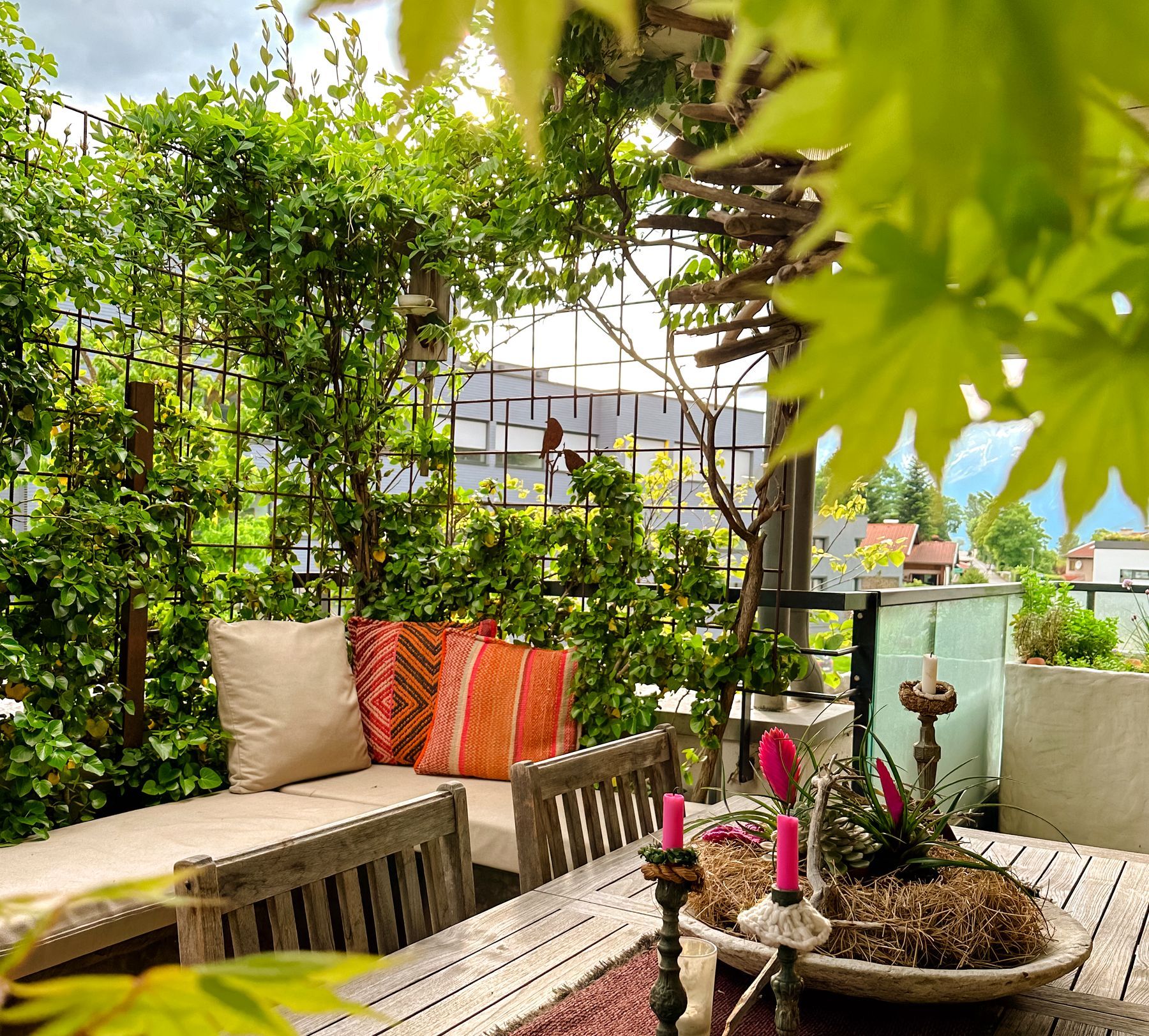 Holzterrasse nach der Neugestaltung