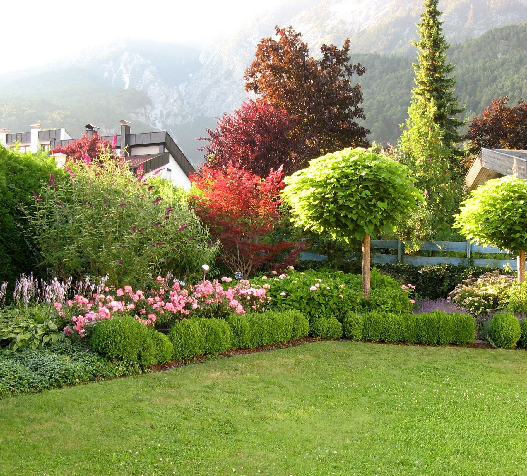 Gepflegter Gartenraum gegen die Berge