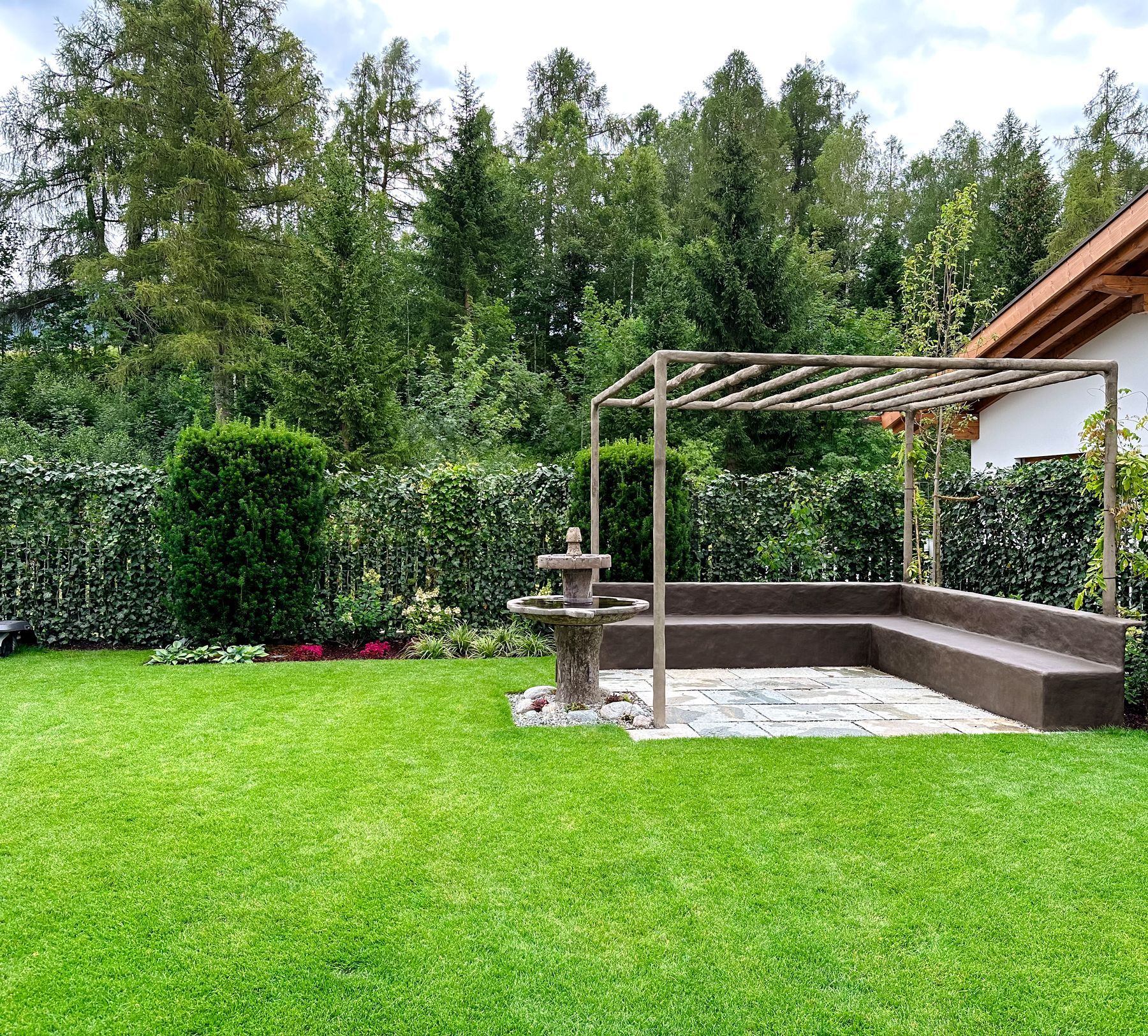 Gartenraum mit Weite und Rasen