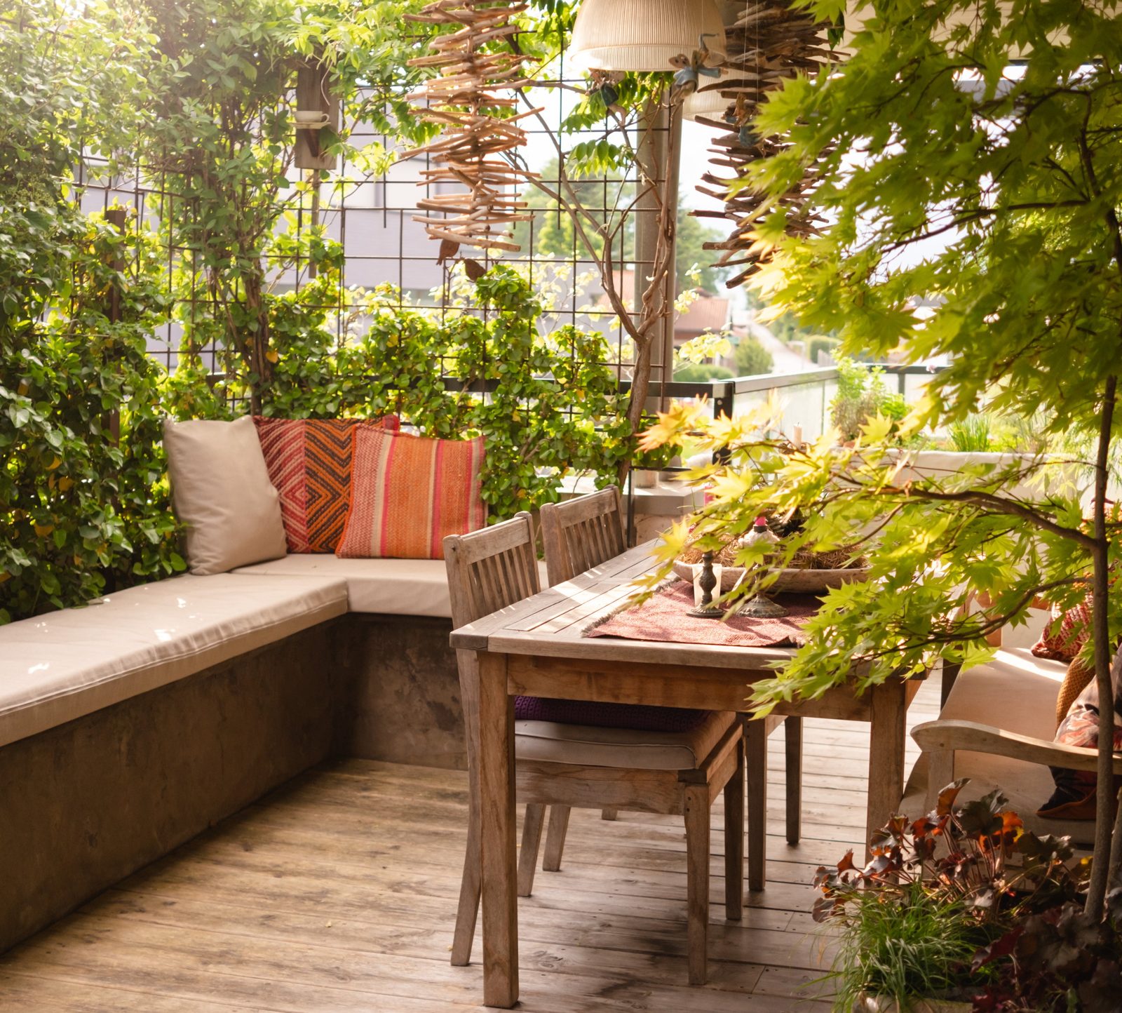 Terrasse mit Essplatz, Sitzbank und Ahorn, FLORART Tirol