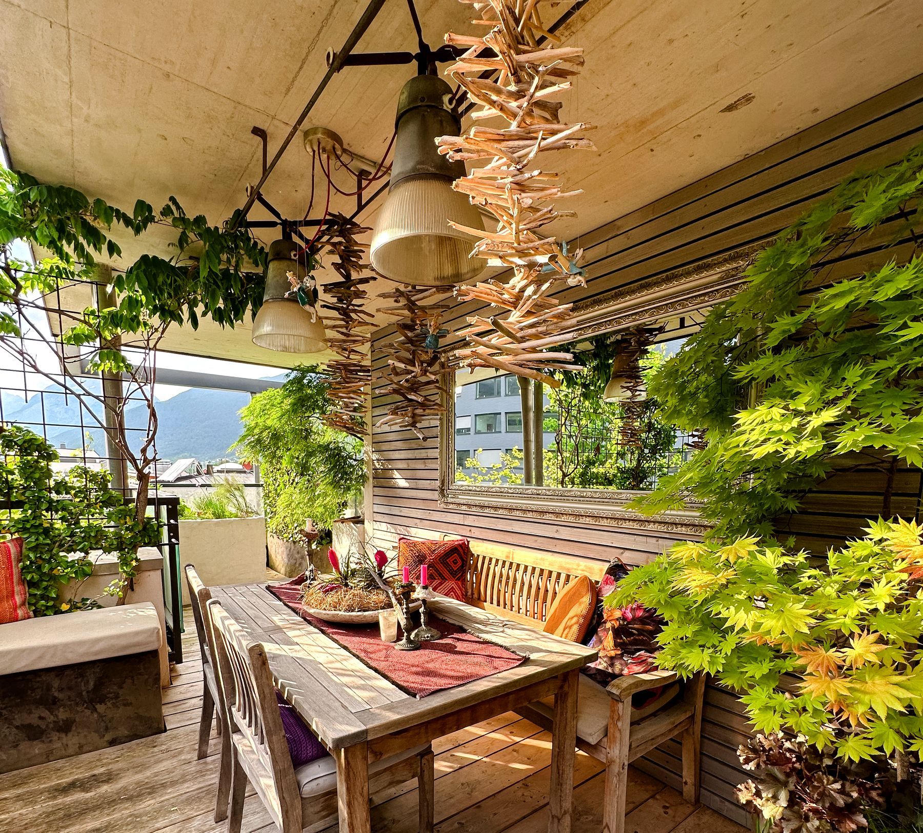 Holzterrasse mit Esstisch in Inzing