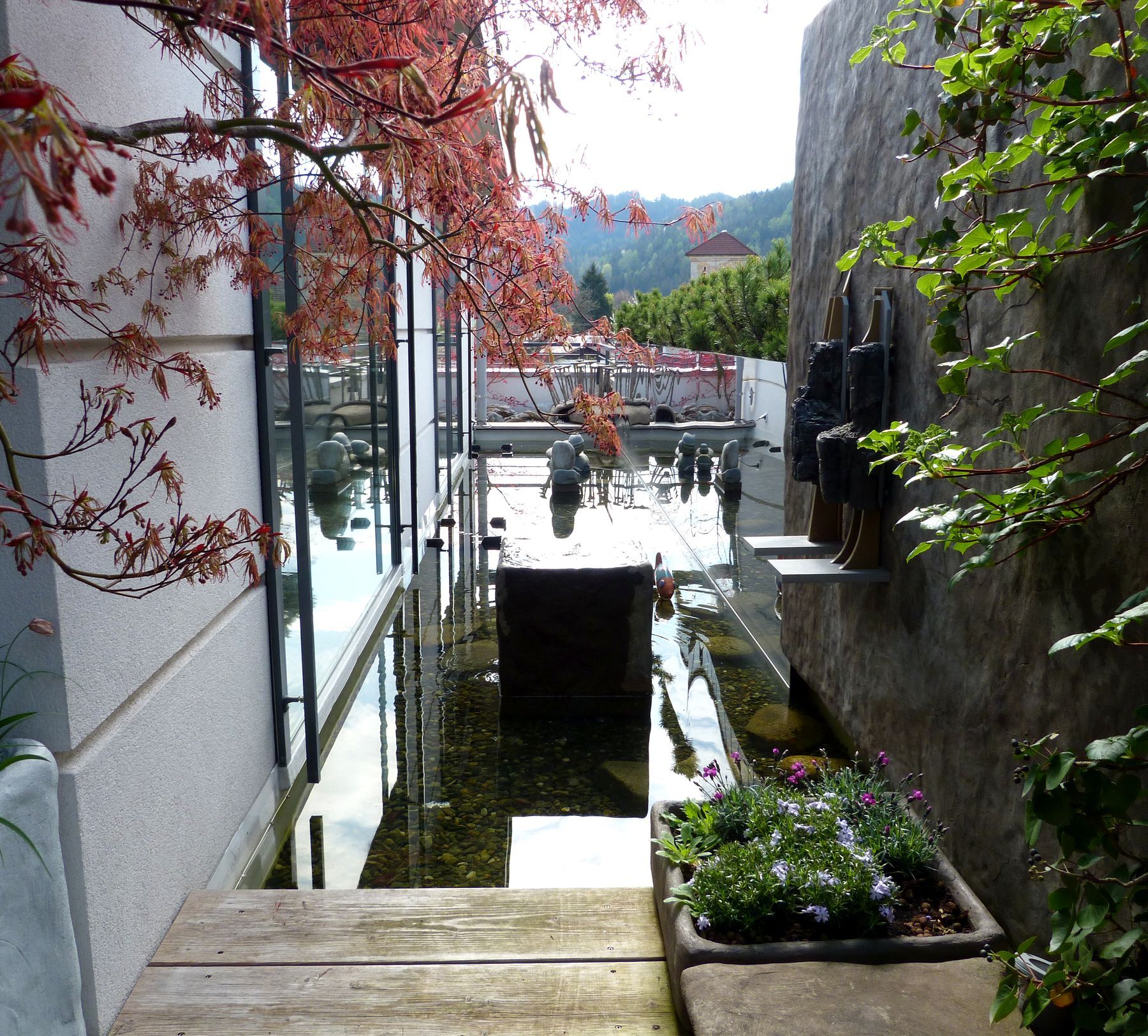 Wasserbecken im Innenhof