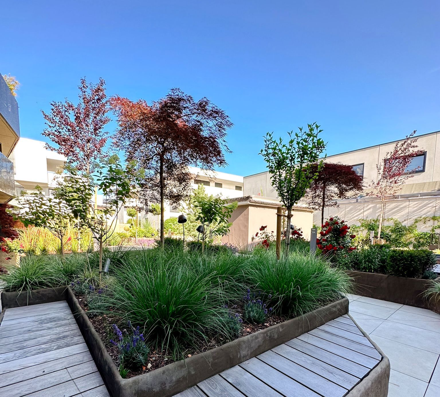 Terrasse mit Pflanzgefäßen der Manufaktur