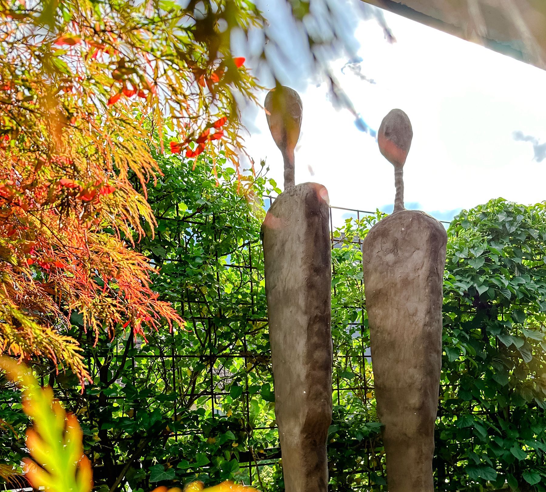 Zwei Figuren im Garten