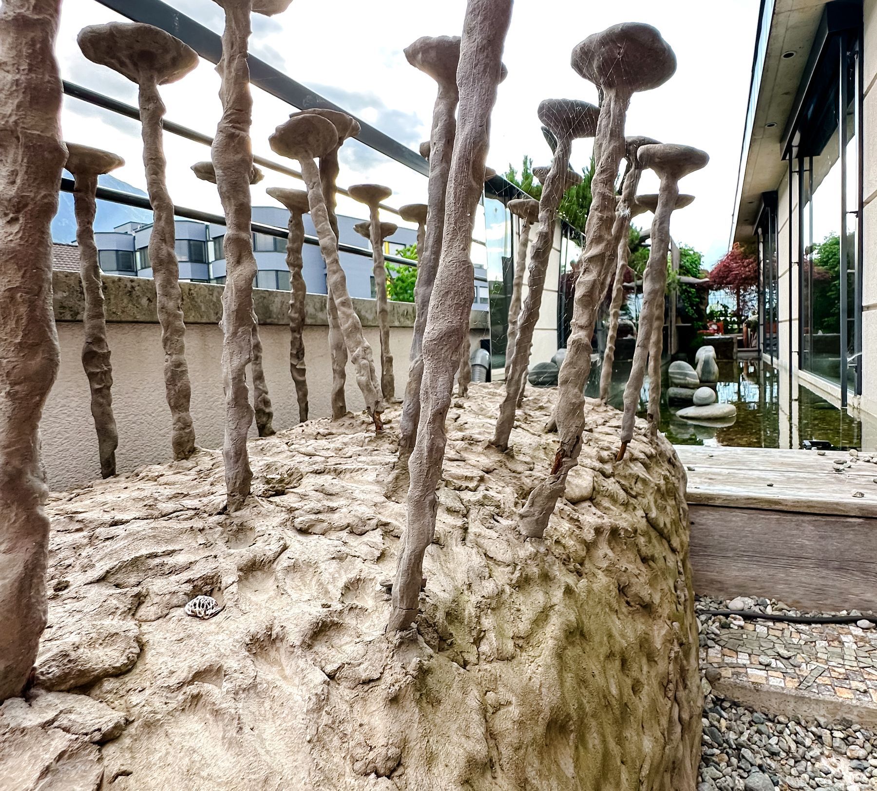 Kleine Steinobjekte an der Mauer
