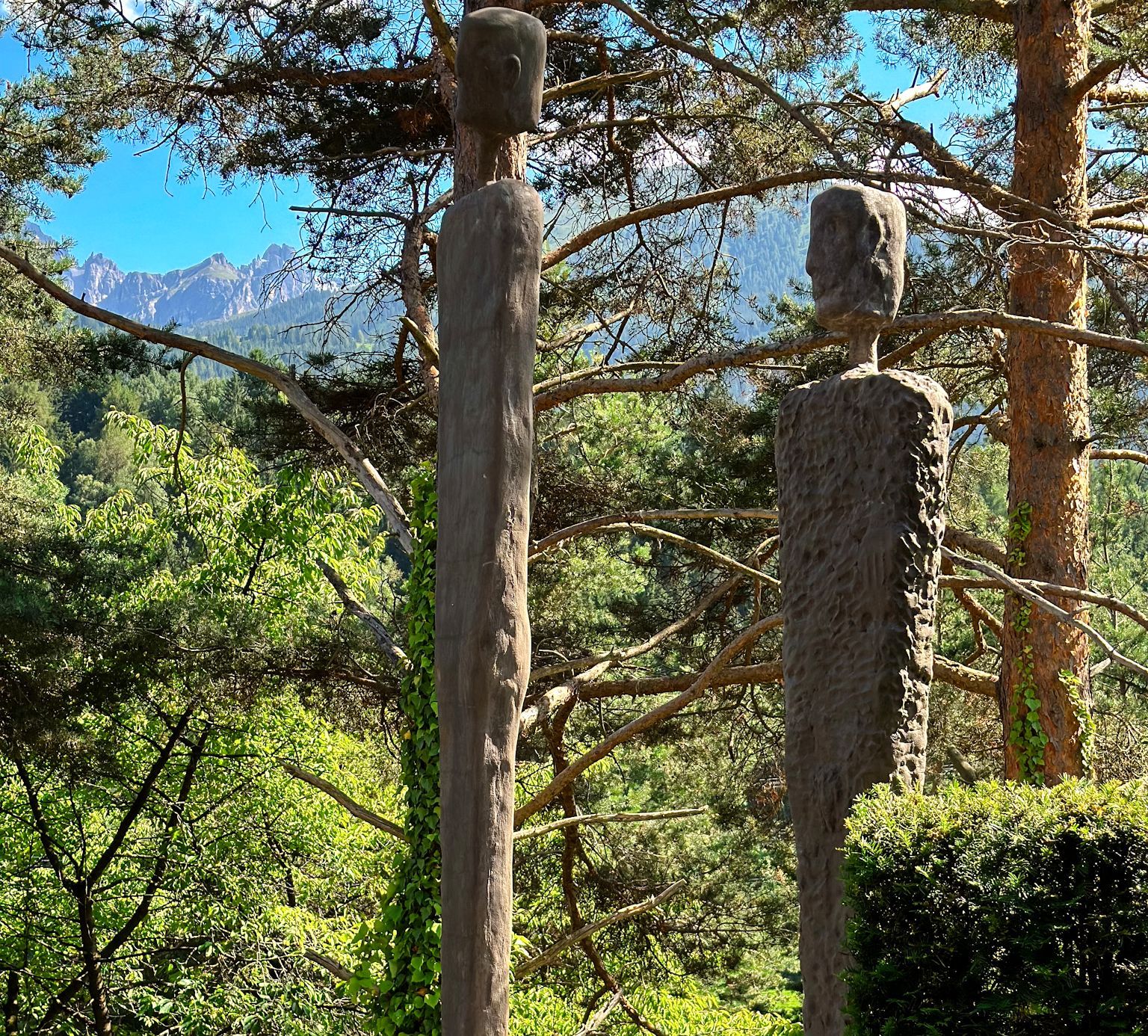 Skulpturen vor Berg und Grün