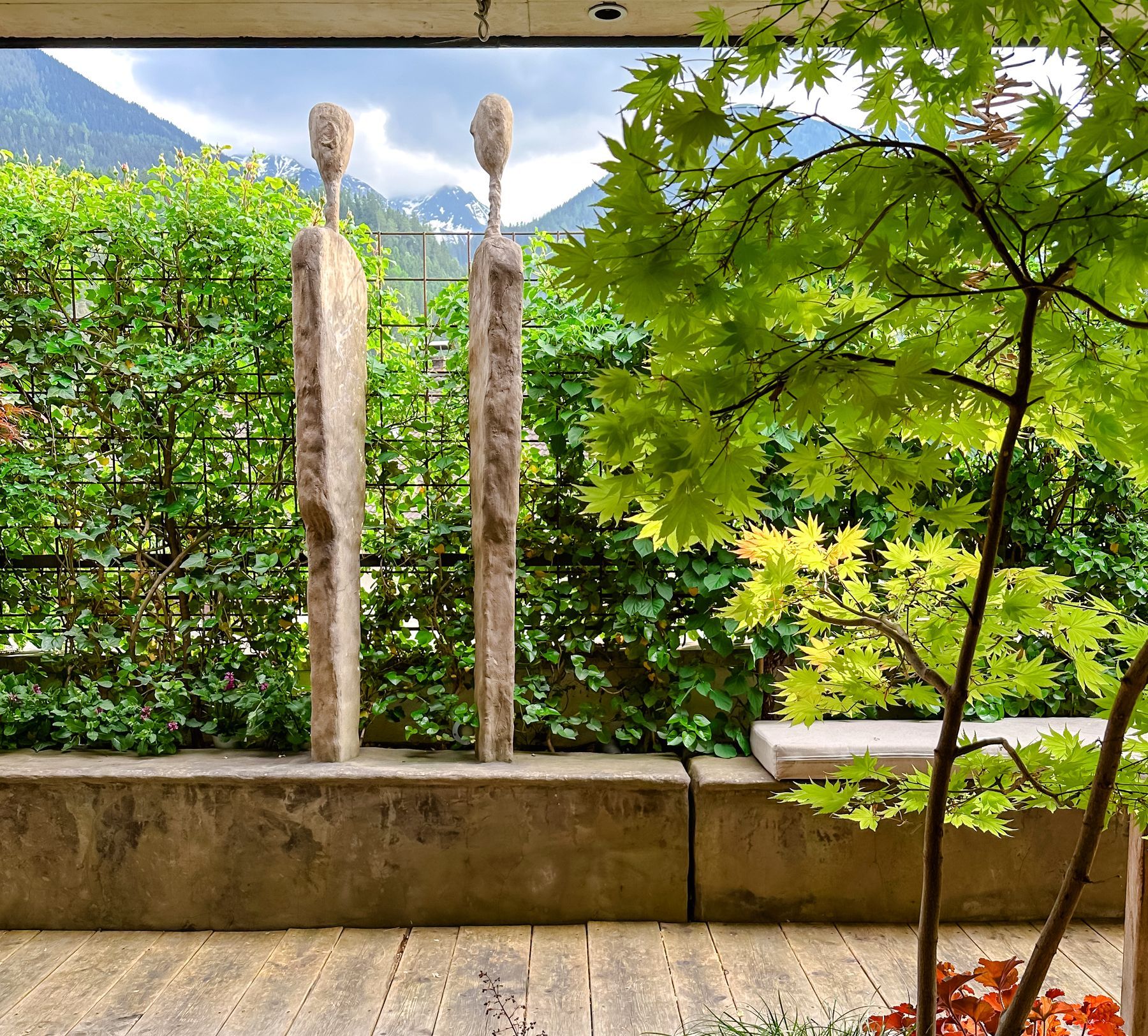 Objektkunst: Figuren auf der Terrasse