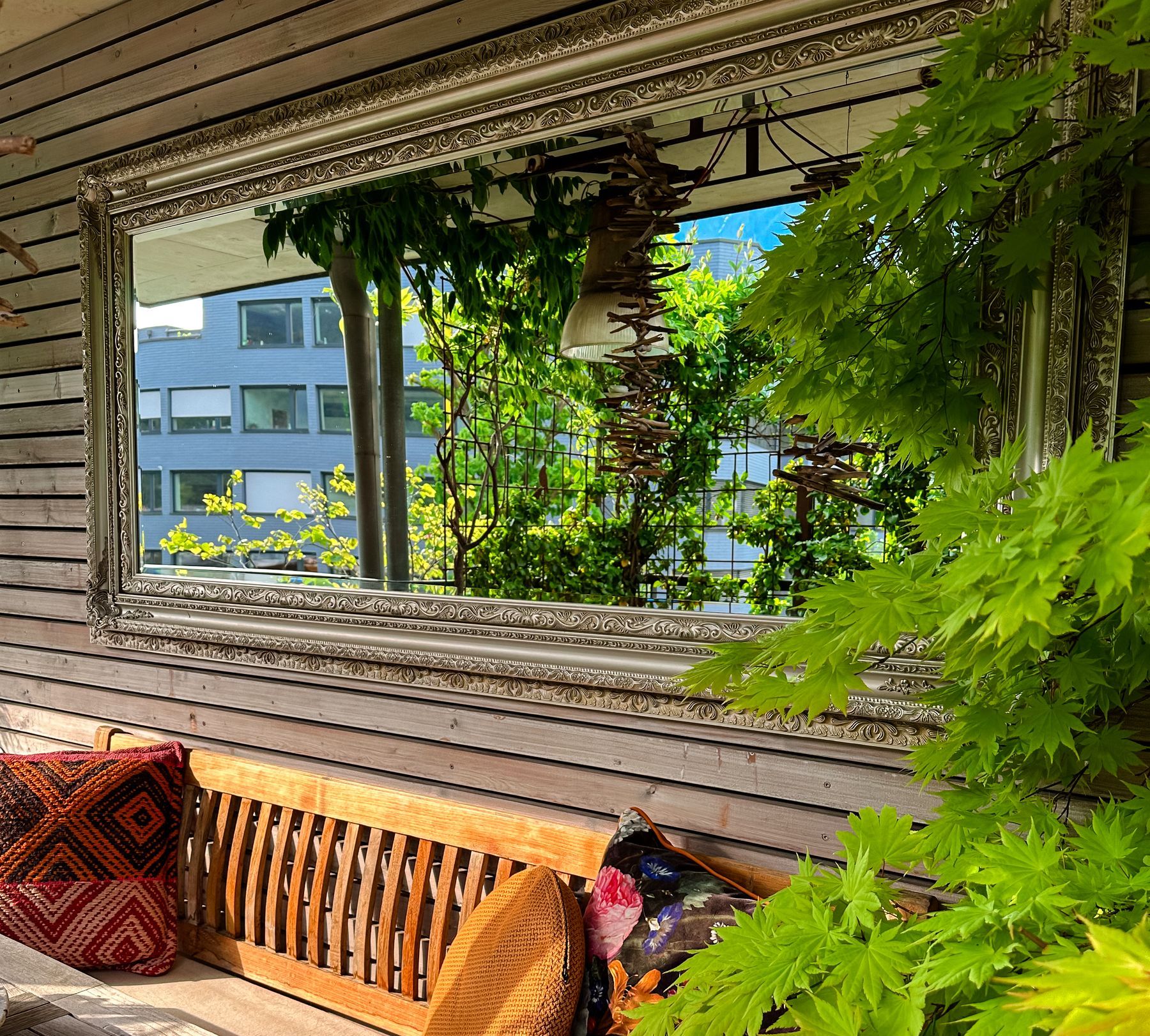 Gedeckter Tisch auf der Terrasse