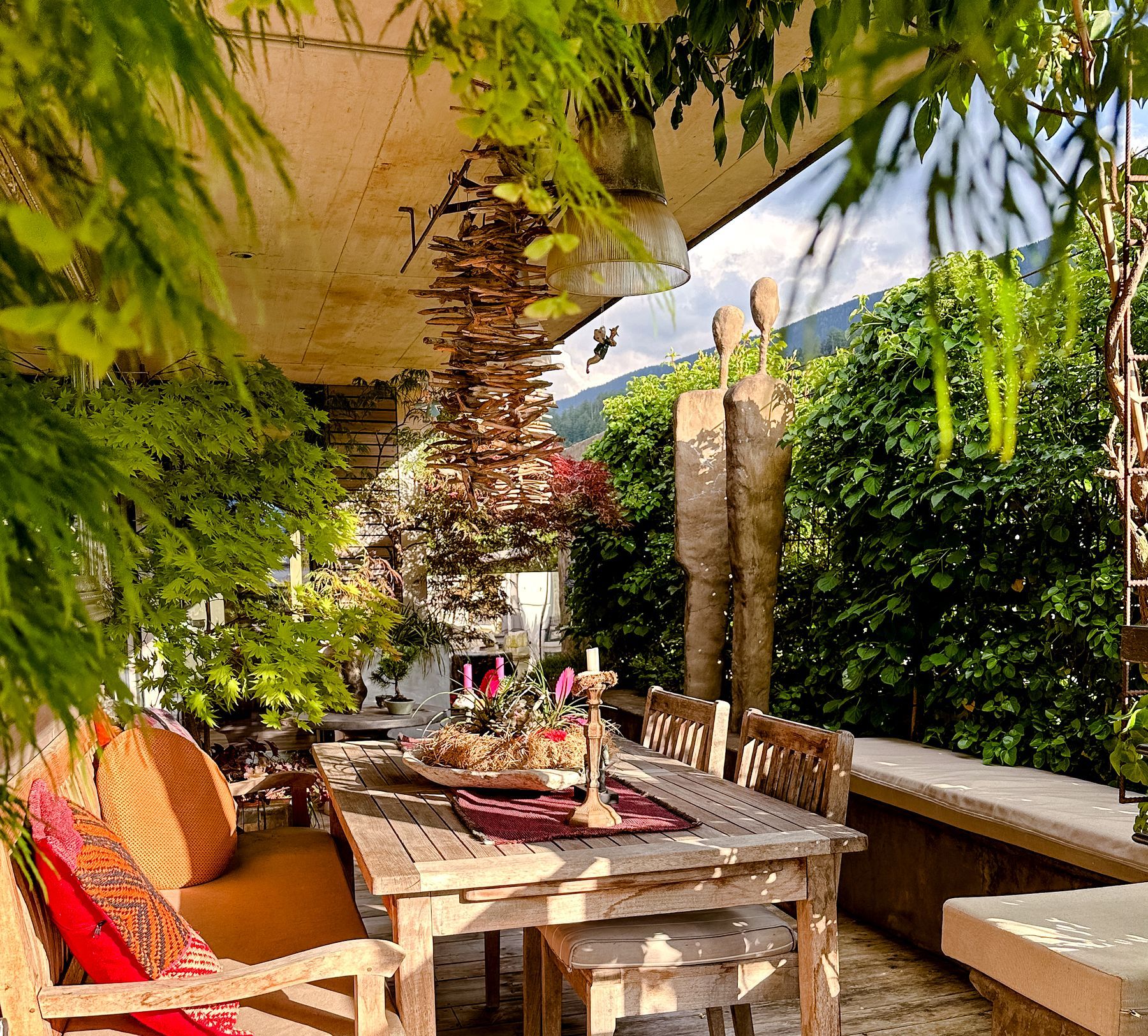 Essplatz auf der Terrasse unter Grün
