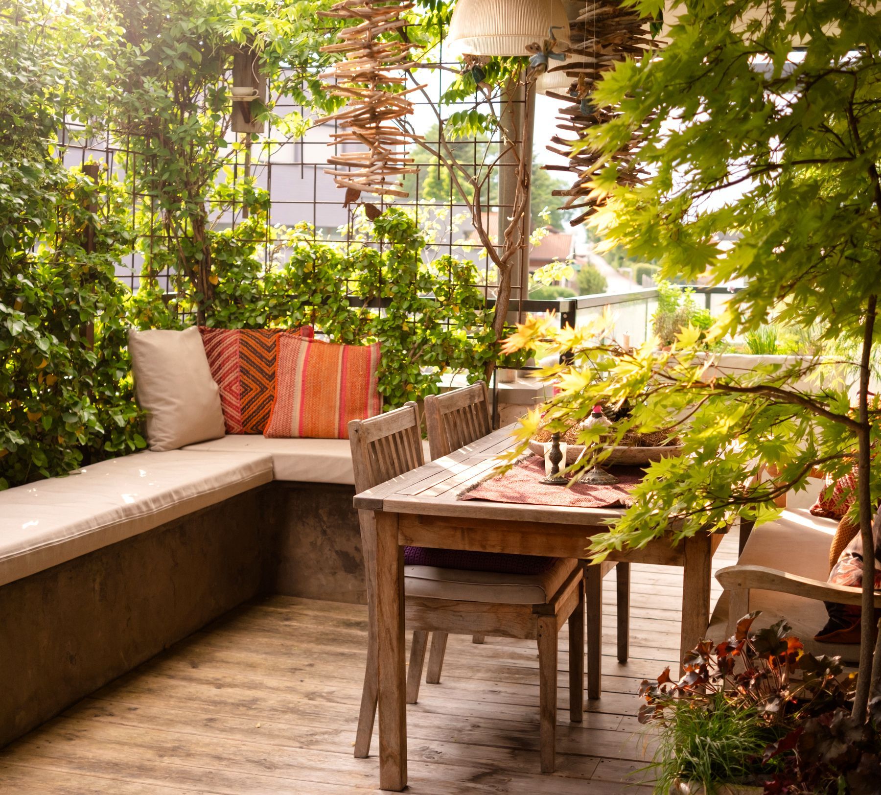 Holzterrasse mit Bank und Tisch