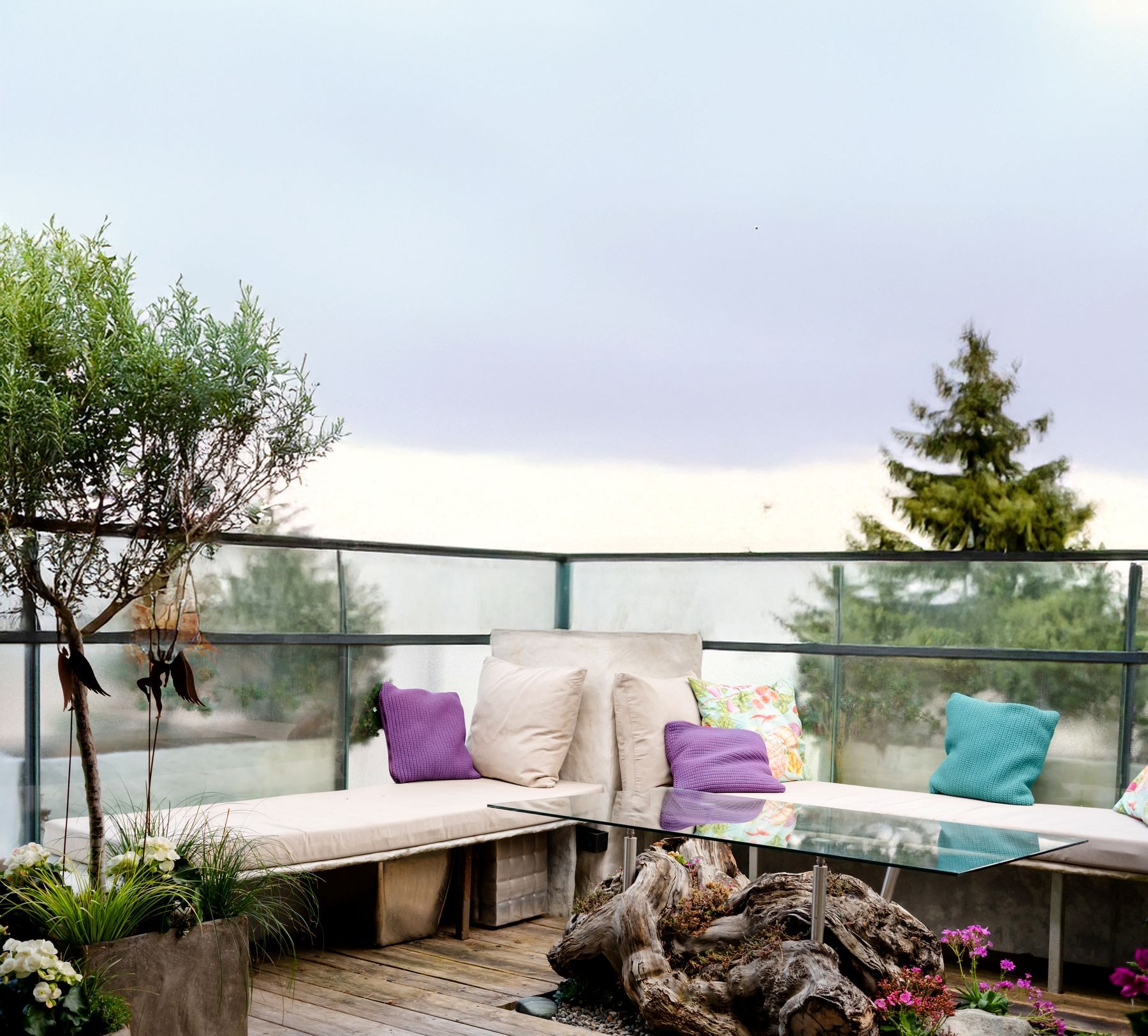 Terrassengestaltung mit Lounge und Bergblick